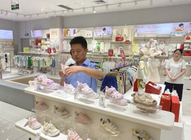 河北省定州市市場監(jiān)管局開展兒童鞋類專項監(jiān)督檢查工作(圖1)