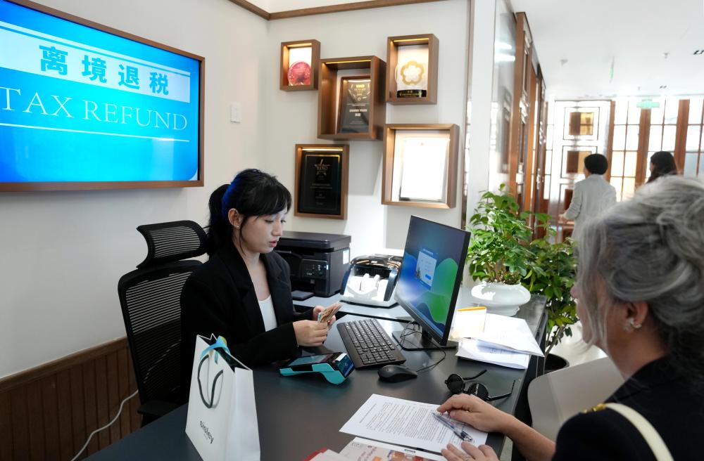 外國游客“在華掃貨”熱：“帶空箱子到中國！”(圖2)