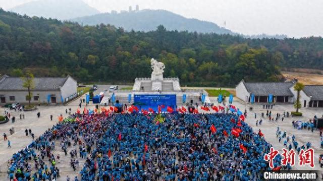7000余人同登武漢木蘭山領(lǐng)略黃陂山水秋韻(圖1)