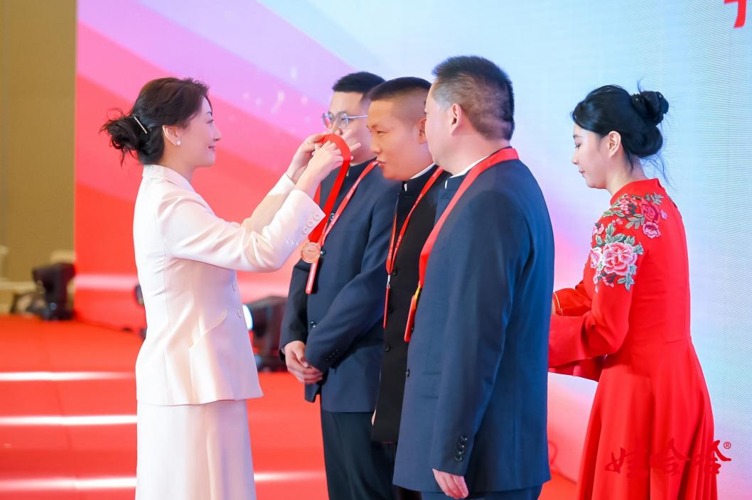娃哈哈召開(kāi)2024年全國(guó)銷售大會(huì)數(shù)億元銷售獎(jiǎng)勵(lì)政策發(fā)布！(圖3)