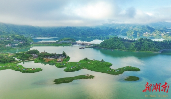 九游娛樂：【大縣勇?lián)?dāng)】地處武陵山腹地的人口小縣、生態(tài)大縣該如何轉(zhuǎn)型發(fā)展？請(qǐng)看——古丈縣的新路徑(圖1)